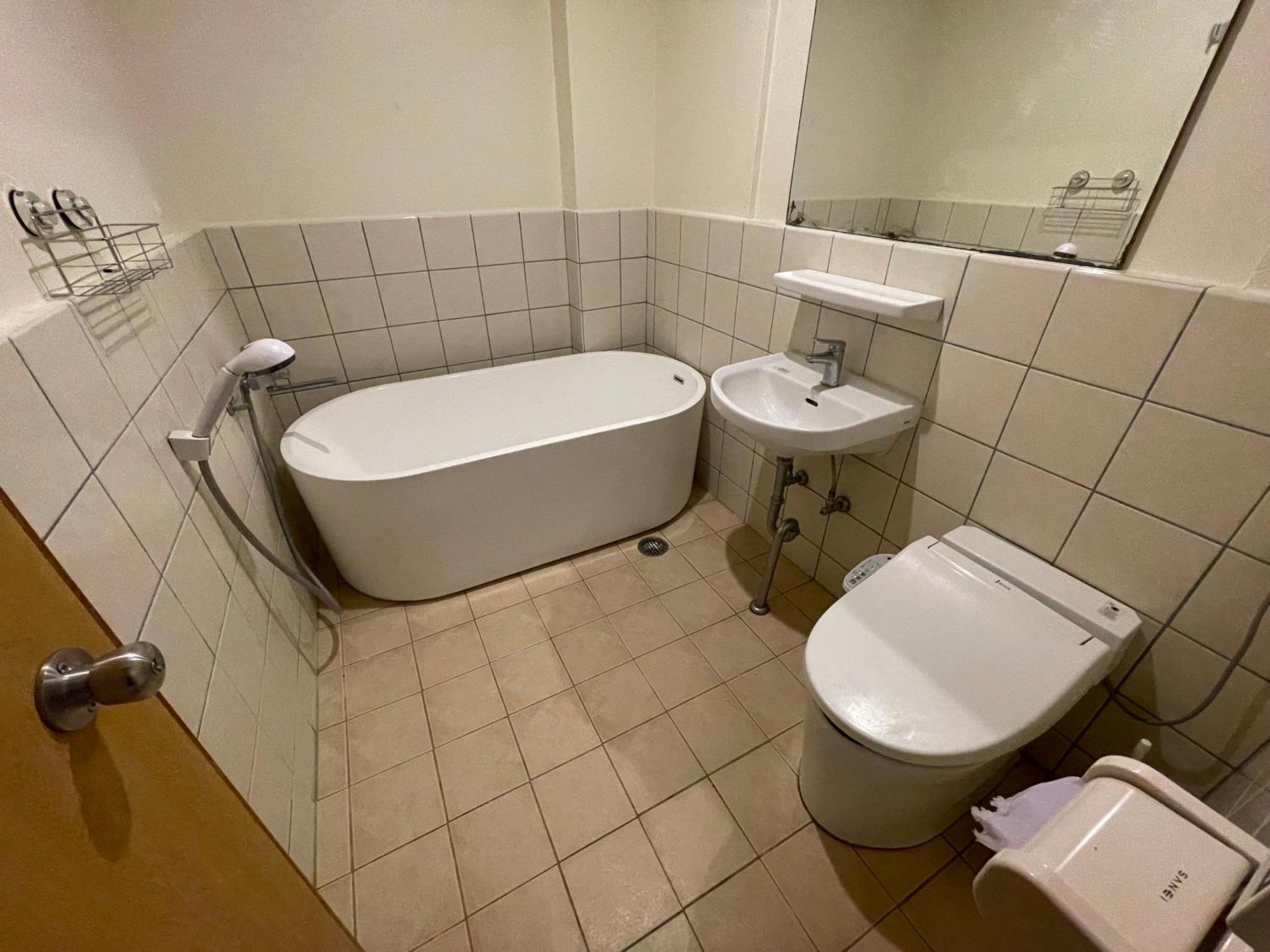 Guest House Koza Gate2 Okinawa ภายนอก รูปภาพ